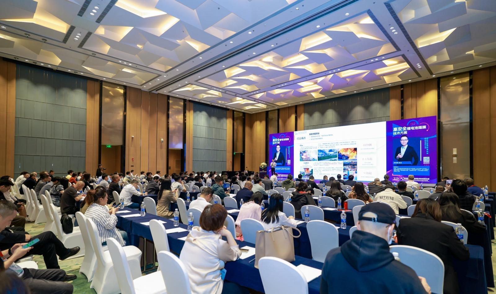 XL新利·(中国)集团分析展·风采|XL新利·(中国)集团分析亮相2025新能源电池膜材料论坛，引领低场核磁技术革新风潮